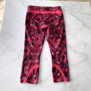 Lululemon Run: Inspire Crop II leggings / capri / crops (Bright pink Y2K print)